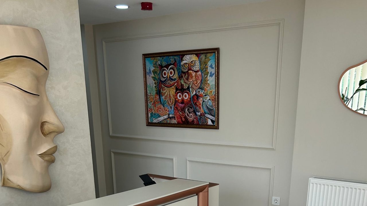Karşılama bankosu ve bekleme alanı