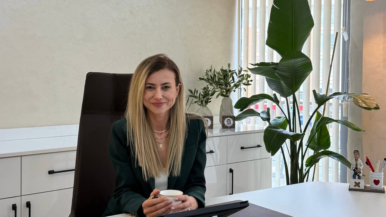 Uzm. Dr. Zühal Çakmak Pekşen muayene odasında, masasında oturuyor